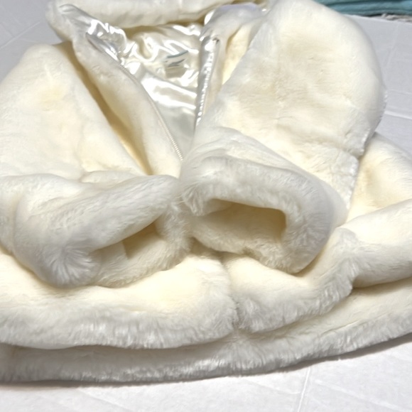 Old Navy Cream Faux Fur 4T Jacket. - Picture 5 of 6
